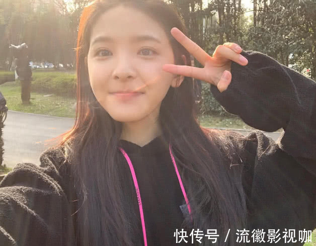 鞋子 “小白鞋”已烂大街,现在流行章若楠的“果冻鞋”,美的让人缺氧