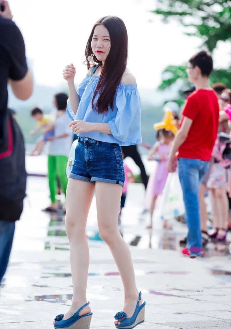 街拍:小姐姐身穿紧身裙,配黑色的小包,看上去是很有气质