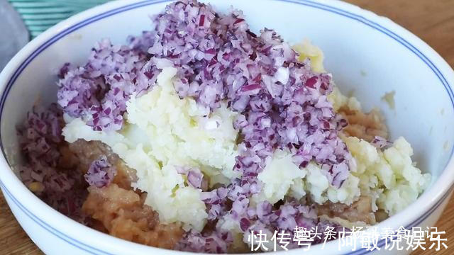 多吃洋葱对身体好,加俩土豆这样做,每次上桌都扫光,外焦里嫩香