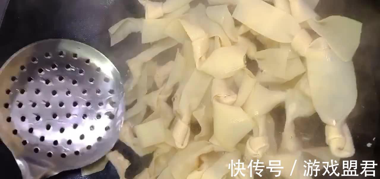 韭菜烧豆腐皮，微辣咸香软嫩适口，素菜吃着比肉还香