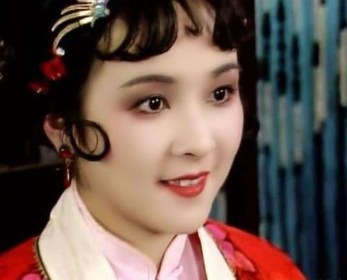 薛家|薛宝琴比薛宝钗还要出色,她为什么没有进入金陵十二钗正册?