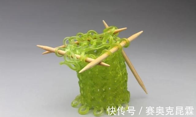 色彩#她是用玻璃雕塑“织毛衣”的第一人,这质感极其逼真!手太牛逼了