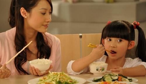 玉姐|孩子个子矮体重轻,越补越干瘦医生是积食,做好这3件事就行