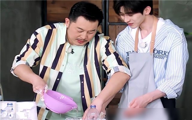 蔡徐坤做饭导演不让帮忙，杨颖郑恺真的不管，只有他实在看不下去帮了忙