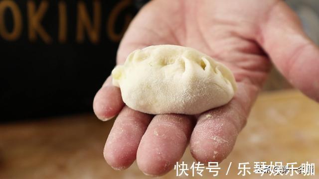 食用油|这个素锅贴我家一周吃三次,口感鲜香又酥脆,调好面糊才是关键