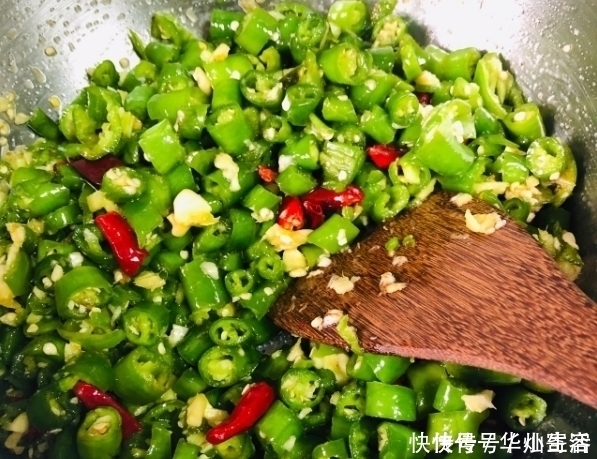 辣椒|外婆腌辣椒方法不一般,3小时就腌好,酸辣脆爽,3斤只够吃一天