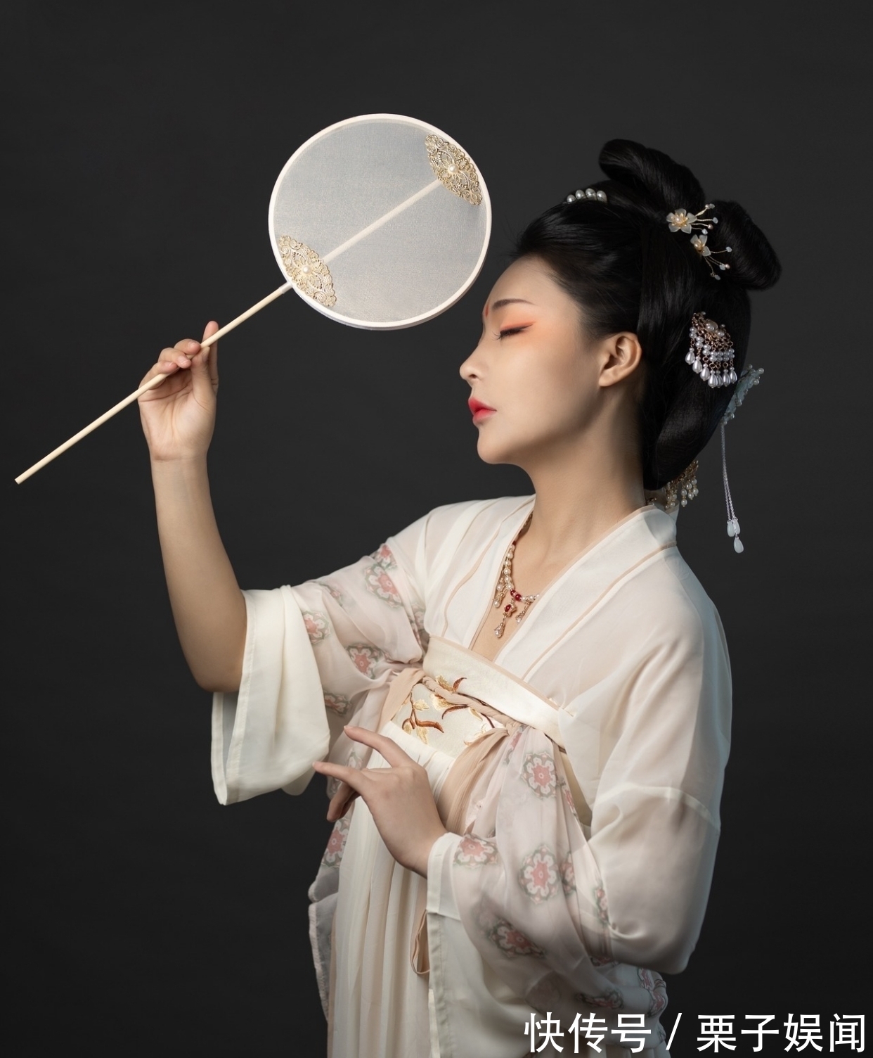 江天$七律·赏秋·八首：依依别夏悄回望，金菊萦篱笑粲然