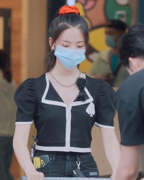 少女感|难怪会被老板一眼相中,泡泡袖上衣配短裙,美成漫画女主