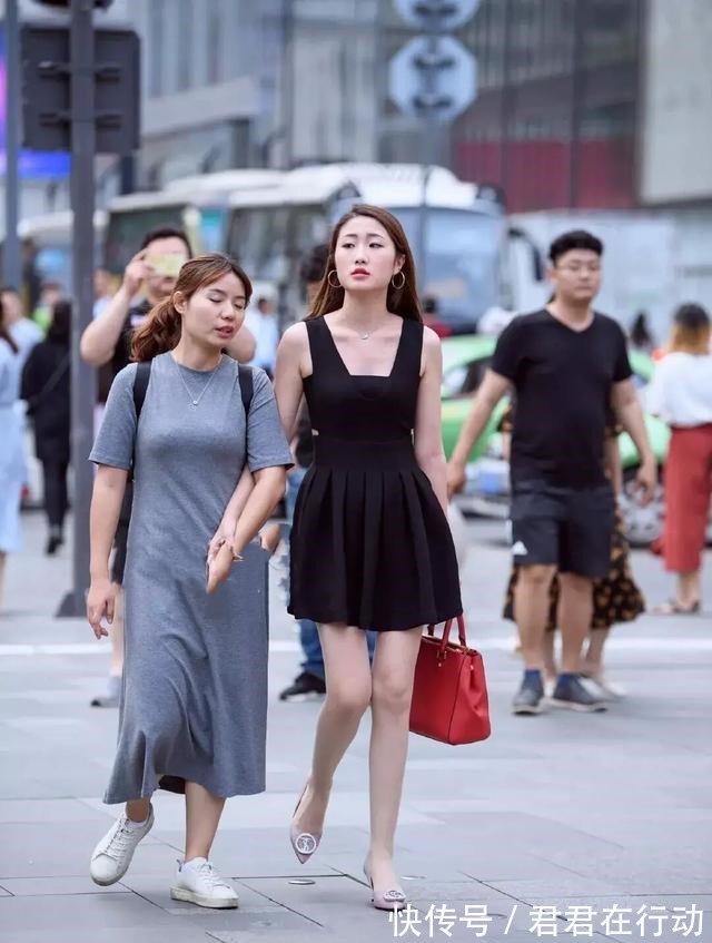 小白鞋 “装嫩”并没有错,同时兼顾款式与颜色,40岁也能穿出少女感!