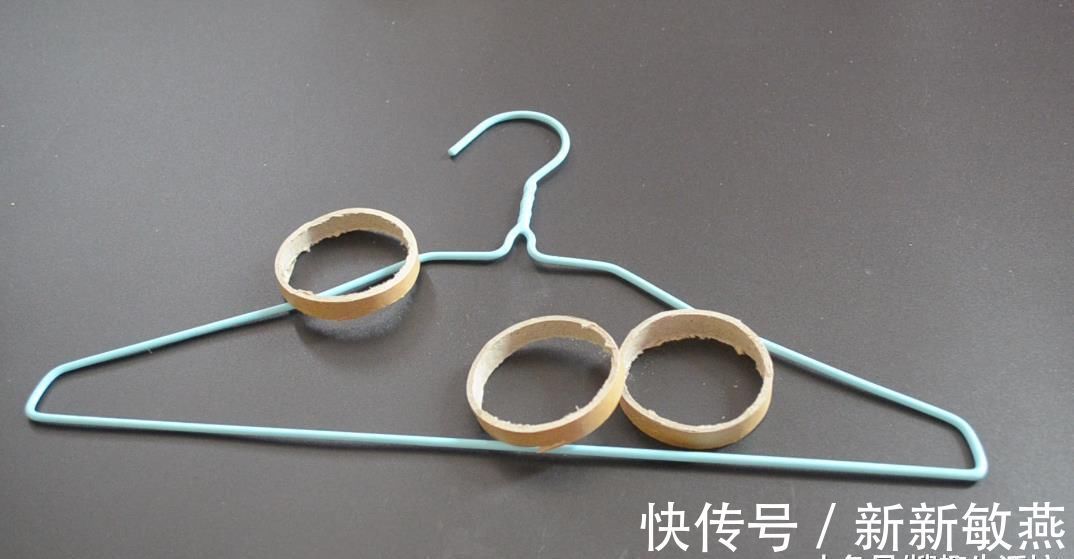 纸筒粘在旧衣架上面, 很多人不知道有啥用, 看完你会感谢我的