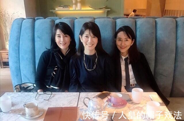 饰品 秋冬深色单品怎么搭配不显沉闷老气照着这样穿，显气质又显年轻！