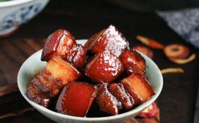 制作红烧肉,别再焯水了,用这种方法,红烧肉红润透亮,肥而不腻!