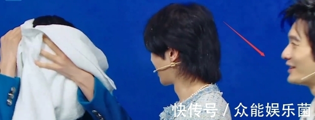 宋亚轩淋水后,王牌家族无人给拿毛巾,只有不受待见的他送上温暖