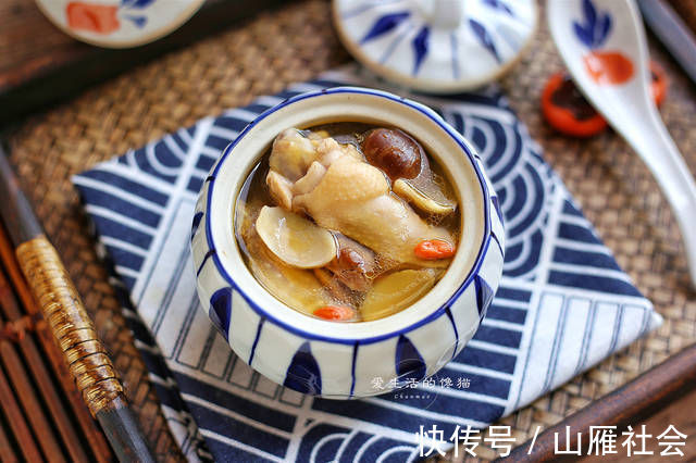 米酒|炖鸡汤时,不要直接下锅炖,多加这一步,鸡汤鲜味十足,好喝不腻