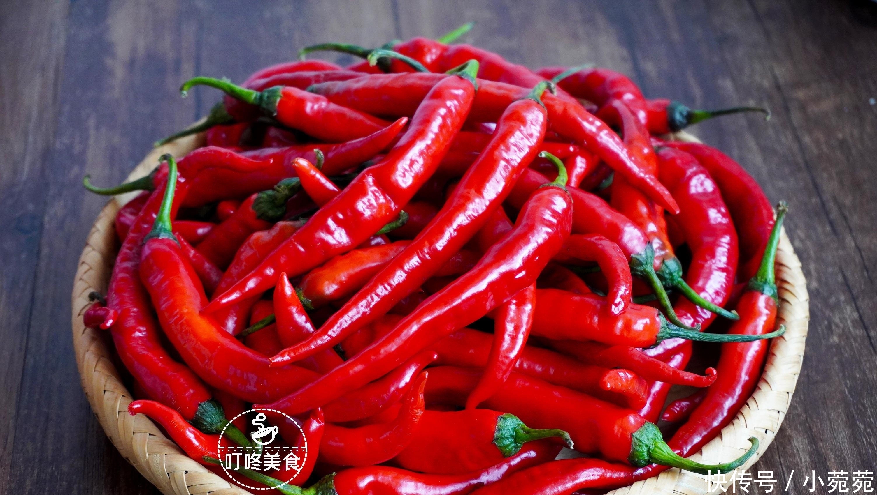 想吃辣椒酱不用买,自己做超简单,香辣又下饭,做一次能吃一年