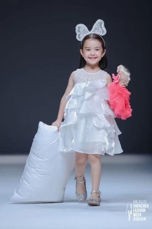 2021AW深圳时装周PureShare芭比首次碰撞，揭秘《梦境》奇妙之旅