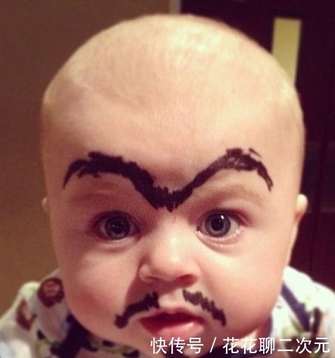 搞笑宝宝系列:都不要打扰我,让我先眯一会,这样子太逗了