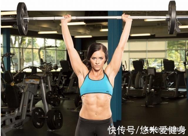 动作|卧推训练时手臂提前力竭,3个动作强化肱三头肌,提升重量更轻松