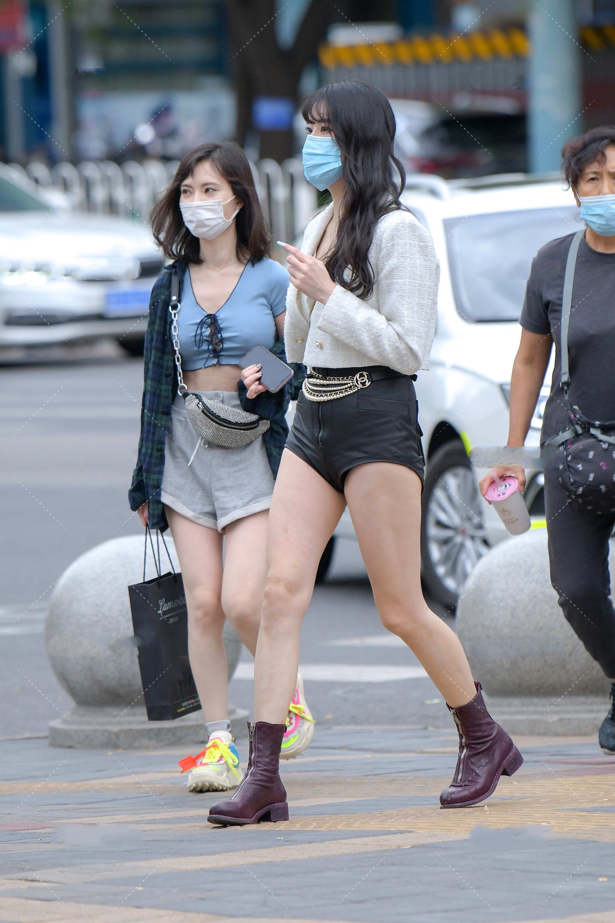 高跟鞋|白色呢子外套搭配黑色裤子,散发着优雅的气息,时尚且成熟