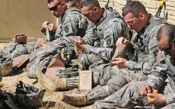 小哥|外卖生意越做越大!俄罗斯小哥专往战场上送披萨,网友:真会赚钱