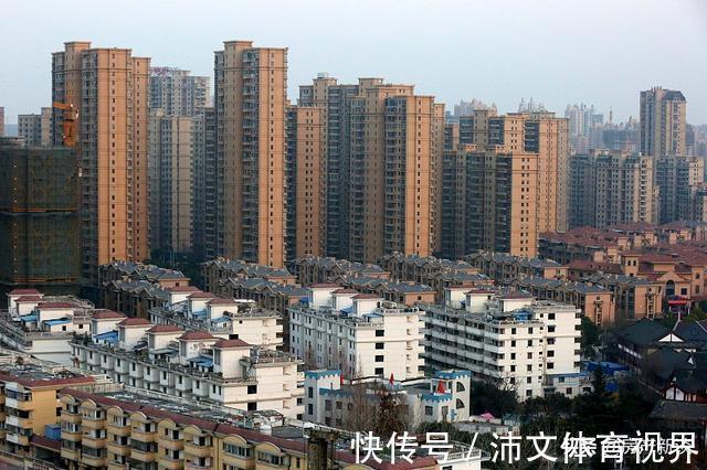建筑学家|带“阁楼”的顶楼和送“院子”的一楼,选哪个?建筑学家给出答案