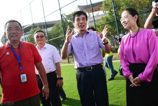 言论|凌晨5点!上海媒体曝出争议言论:中国足球成大笑话,球迷质疑声一片