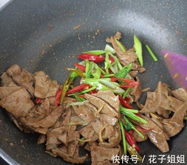 爆炒猪肝|泡椒爆炒猪肝，香嫩可口，美味下饭！