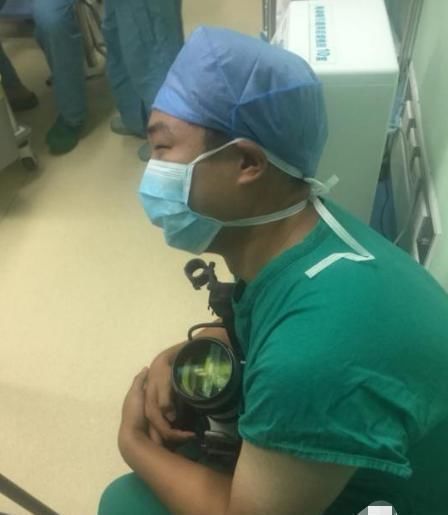 力气|产妇生孩子饿到没力气,丈夫送好吃的,医生蹲在角落偷吃却被赞扬