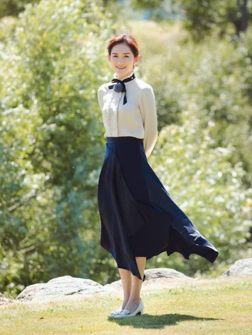 穿搭|女明星气质感真好，扎低马尾搭配风衣走机场，尽显时尚范