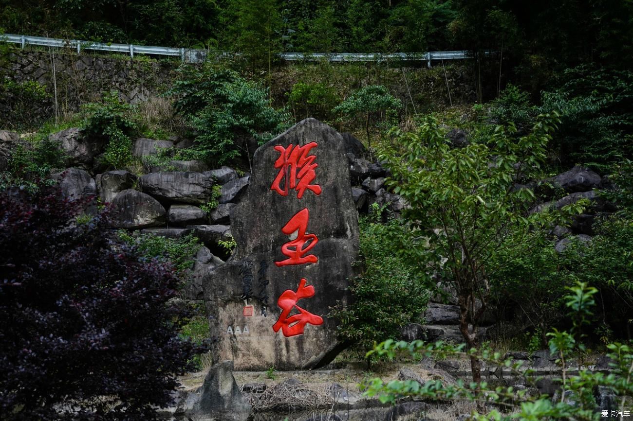 小镇蒙蒙烟雨，小桥流水，断桥残雪~青山点点，古道悠悠