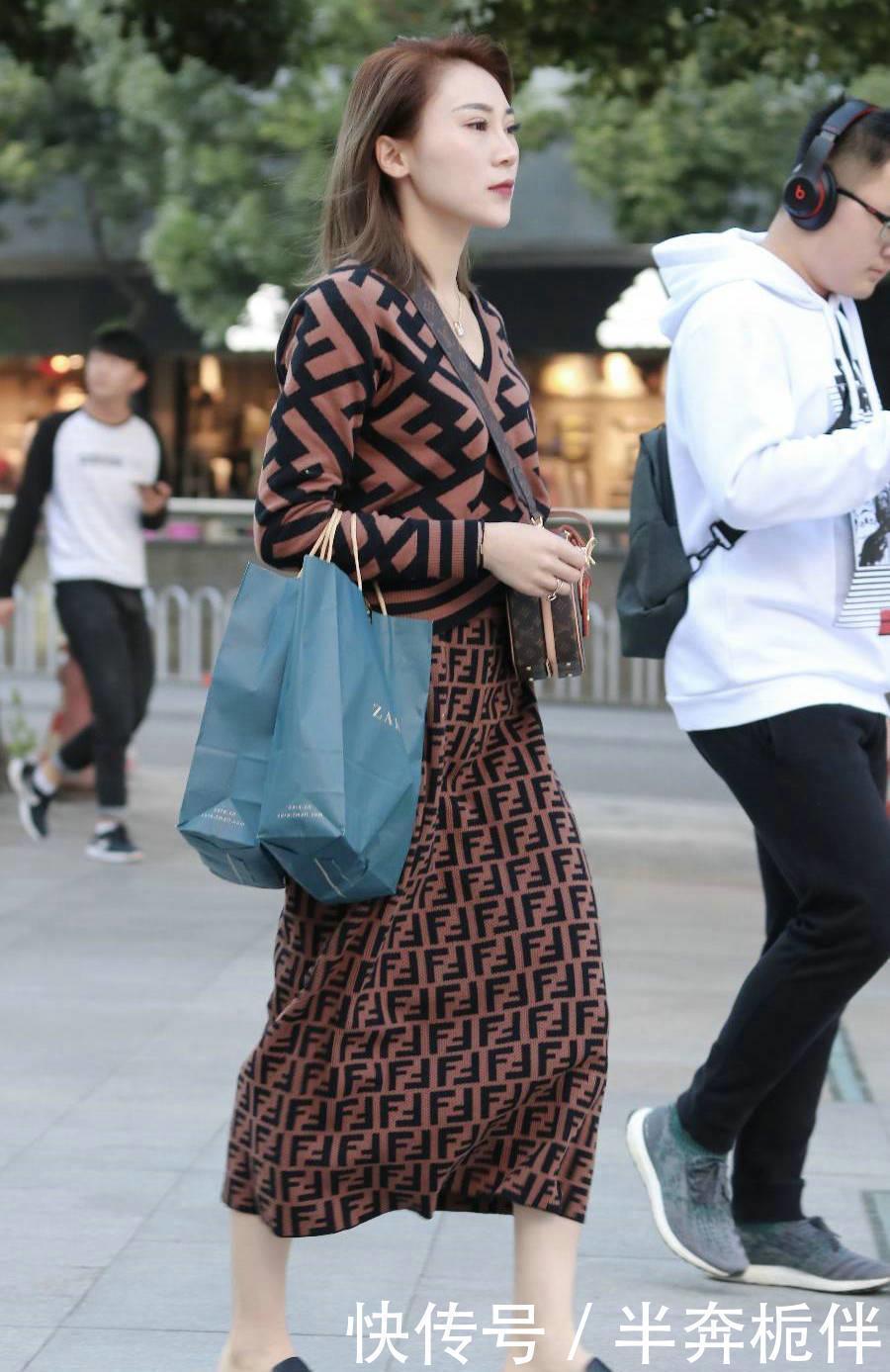 美女的颜值非常高,身材也不错,非常有吸引力