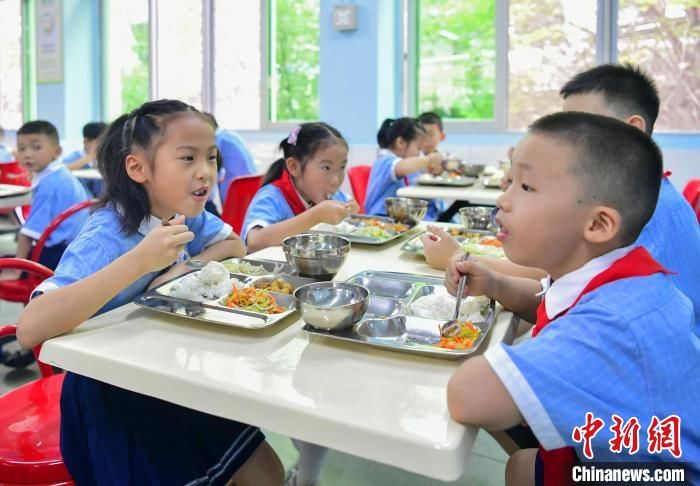 第一餐|湖北宜昌：中小学校园营养午餐正式开餐