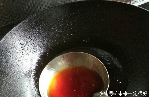 炒糖色,直接炒就大错特错!做了这一步,红亮诱人,香甜不发苦!