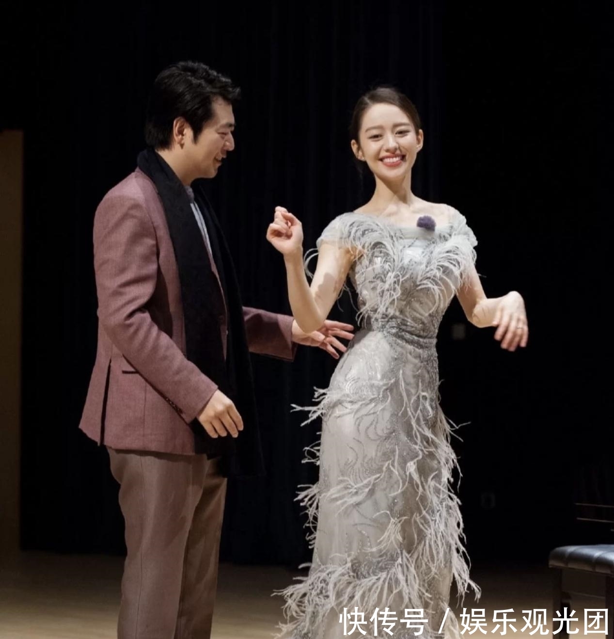 戒指|吉娜穿羽毛裙秀细腰,伸手摸郎朗眉毛太甜了,郎朗送DR钻戒表告白