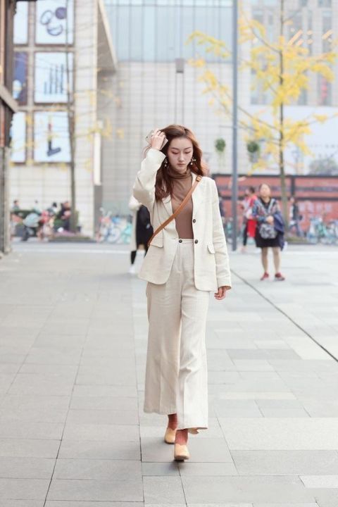 样子美极|美女街拍小姐姐轻撩秀发,不仅千娇百媚而且自带特效