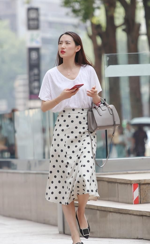 减龄美丽的连衣裙装扮尽显优美曲线，时尚气息扑面而来，温柔浪漫