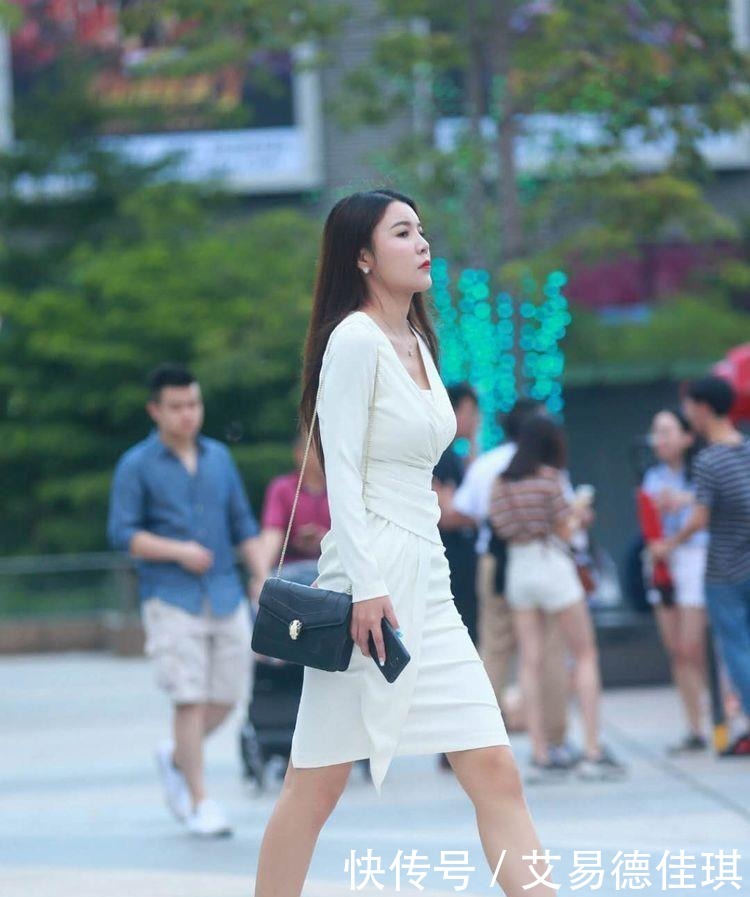 出众|街拍:气质出众的美女,随意穿搭都吸引眼球