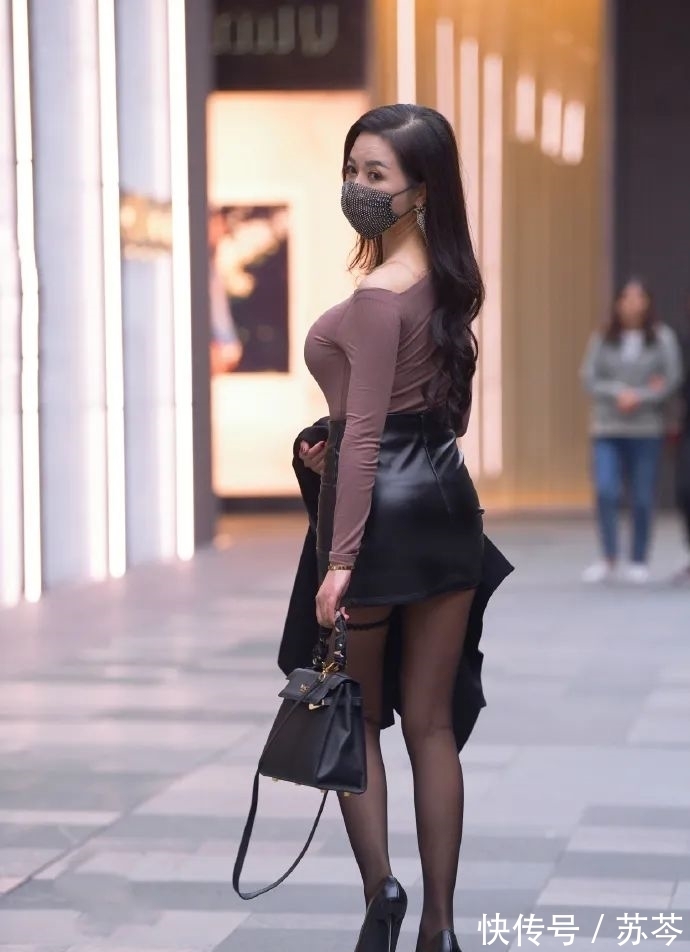 t恤|露肩T恤搭配包臀皮裙,营造出曼妙的腿部线条