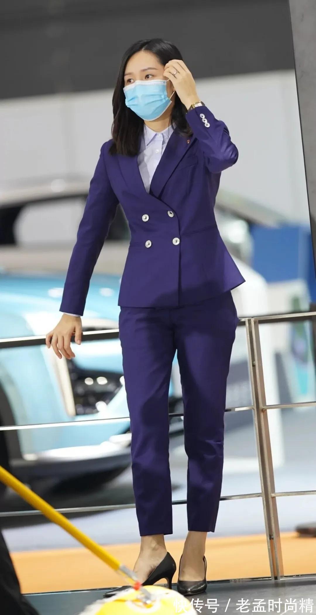 街拍|街拍:穿职业装的女人,大气成熟,散发着令人回味无穷的魅力