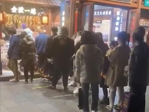 南京景区商店排长队，疑似营造氛围，顾客曾向店员提出想早下班