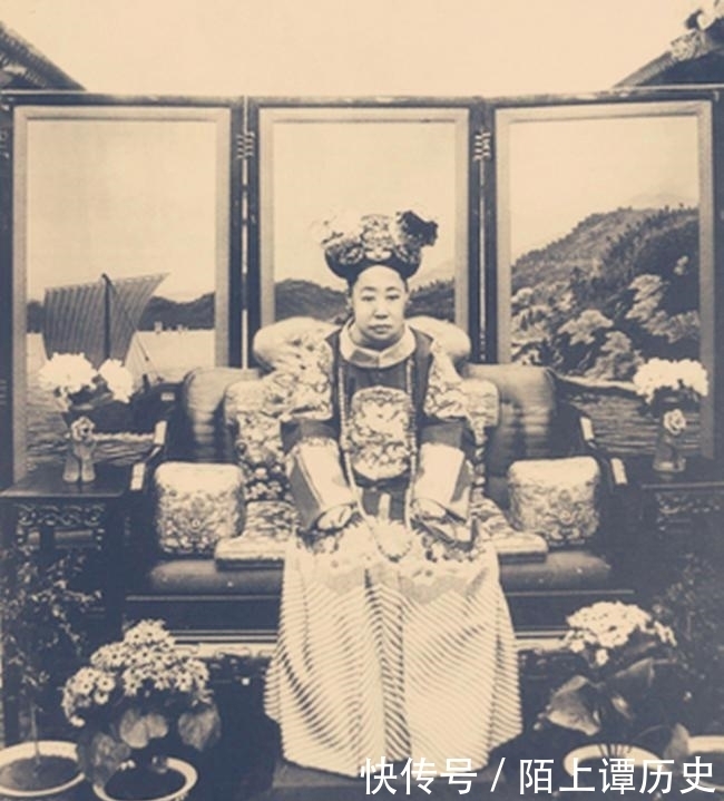 溥仪|历史上过目难忘的瞬间：抱狗的婉容，听收音机的溥仪，演“老生”的孟小冬