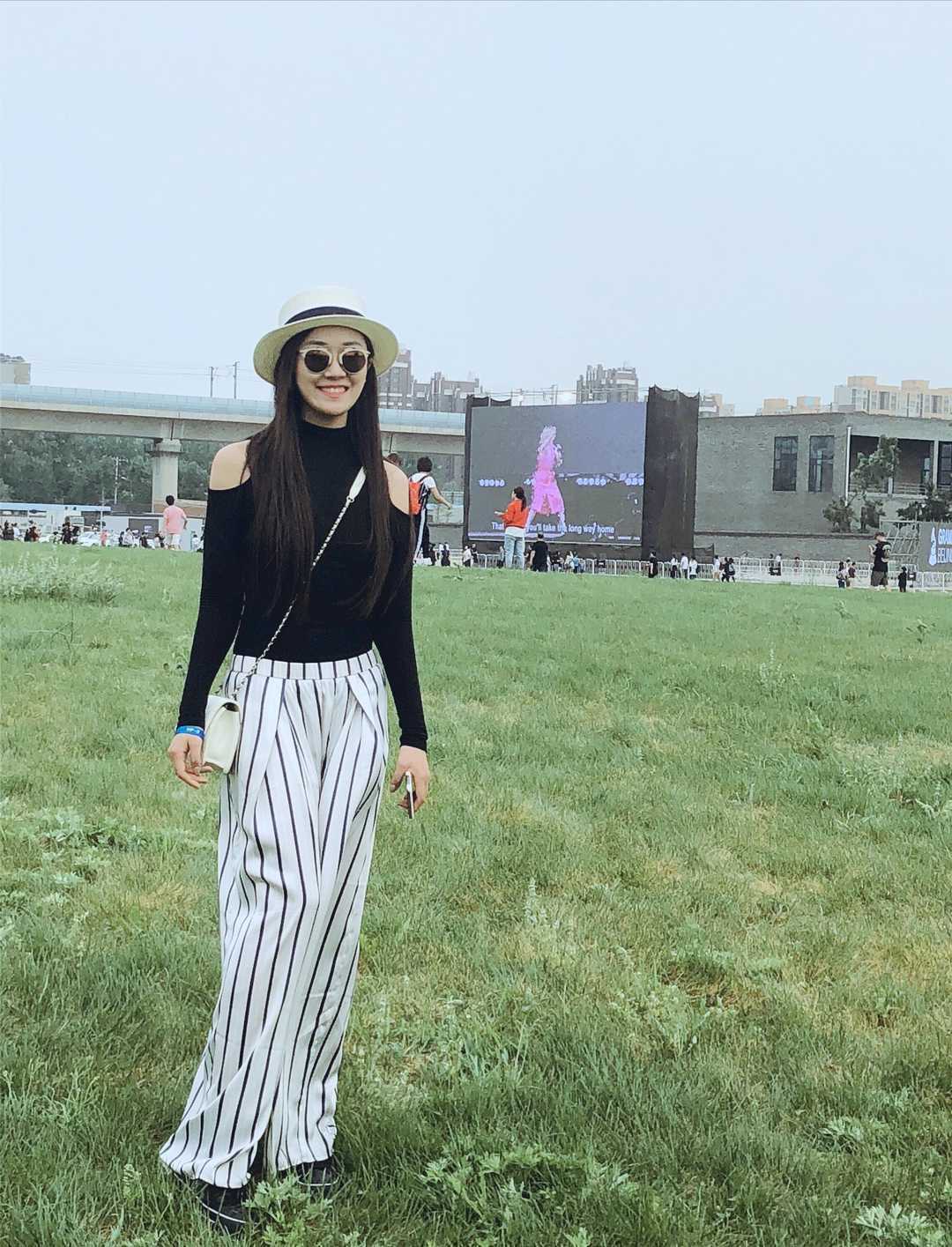 菅纫姿不愧是气质丽人,黑色露肩上衣配阔腿裤潇洒随性,舒适洋气