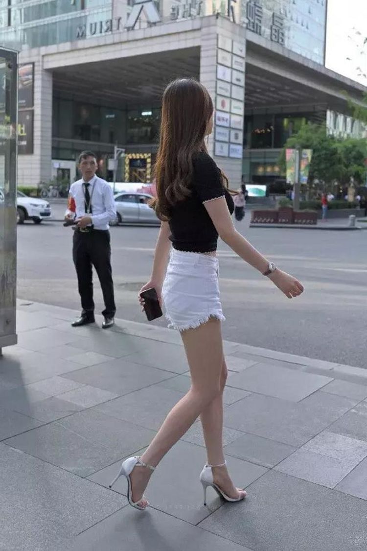 夏日|街拍：浅蓝色套装既优雅又有职场干练感，夏日清爽搭配榜上有名