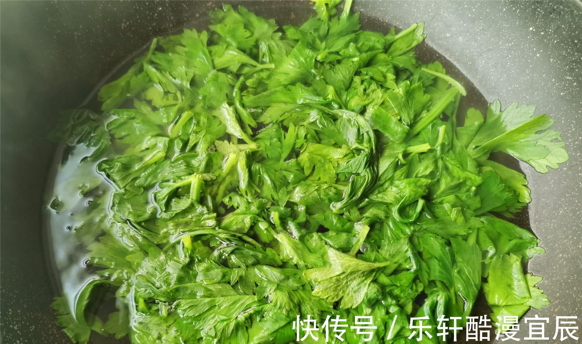 玉米面|我家此菜叶子从不扔,这样做完上桌就扫光,营养好吃,低脂还不胖