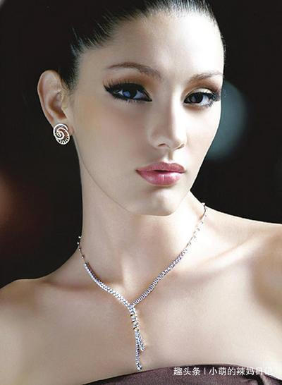 气质 真正贵气的女人,很少带黄金,更爱这3种首饰,时尚又显气质