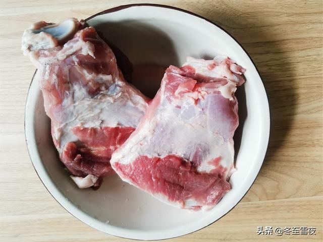 猪肉|三伏天，猪肉这样吃，做法简单，不油不腻，下酒下饭又解馋