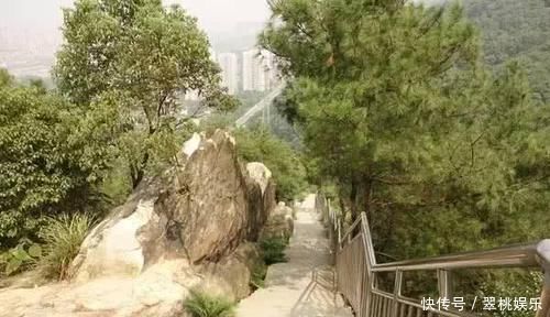 99岁老人烟酒不忌,荤素不论,但有个习惯一坚持就是70年