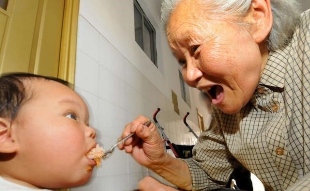 宝妈|孩子啥时候可以开始吃盐？是否越晚越好？儿科医生：家长都做错了