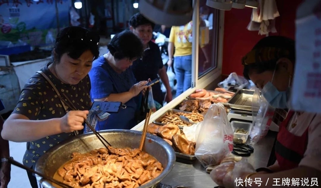 一对古稀老人守着一个小吃摊子,养活四代人,还留住了一条街