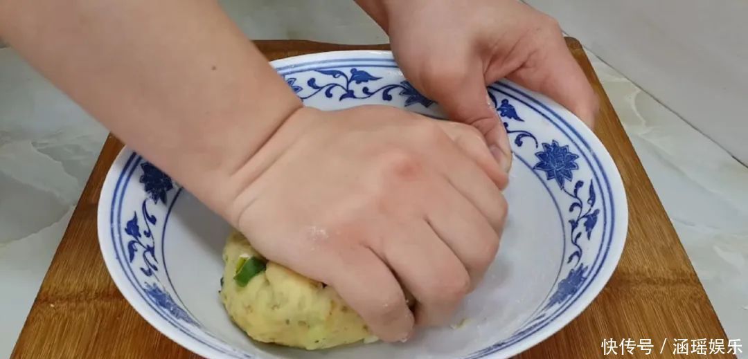 早餐别吃包子了,面粉中加2个鸡蛋,不蒸馒头不烙饼,出锅太香了